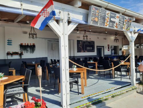 Sitzbereich vom Restaurant Zeus in Baska