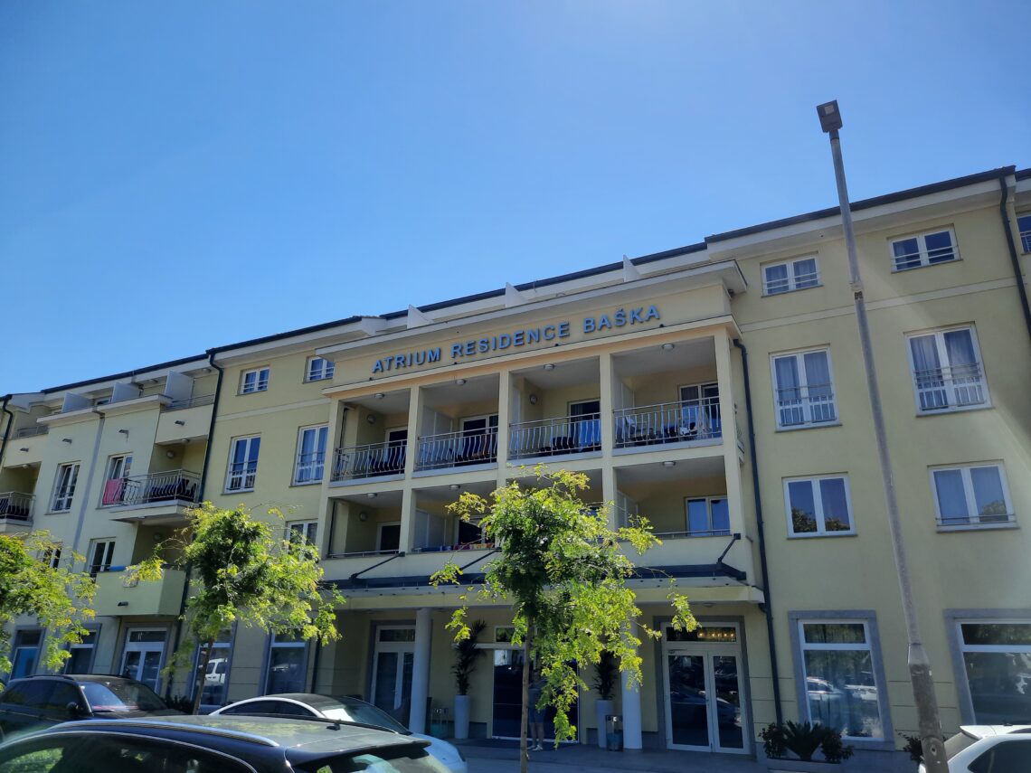 Valamar Atrium in Baska von aussen