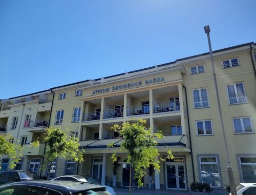 Valamar Atrium in Baska von aussen